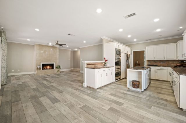 2311 Creekside Circle N, Irving, TX 75063