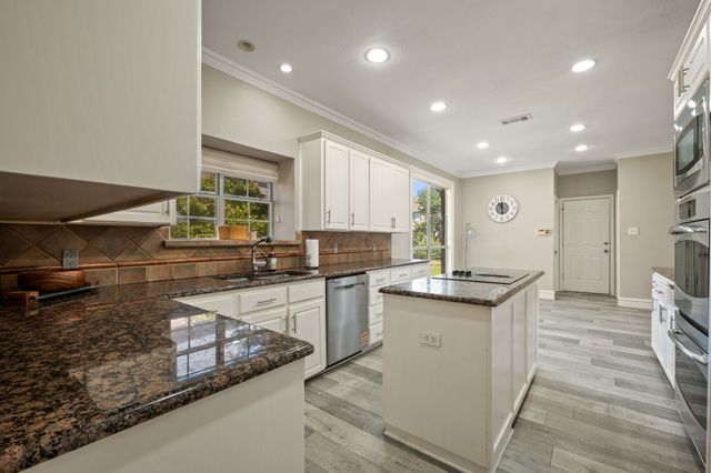 2311 Creekside Circle N, Irving, TX 75063