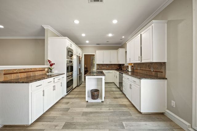 2311 Creekside Circle N, Irving, TX 75063