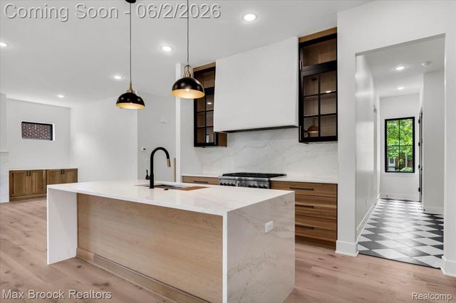 2444 Benjamin Avenue, Royal Oak, MI 48073