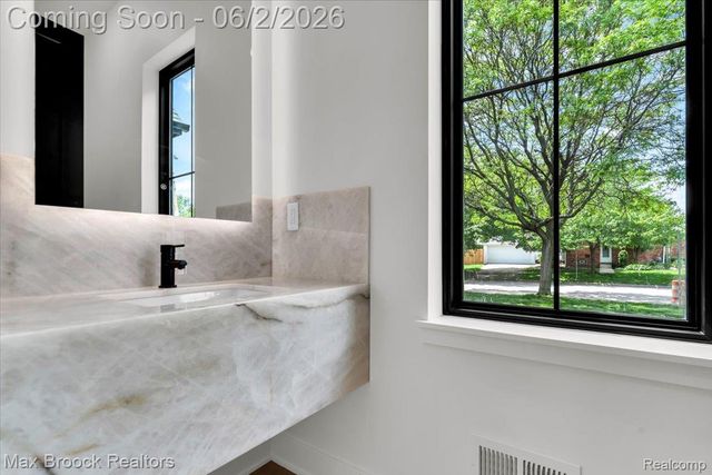 2444 Benjamin Avenue, Royal Oak, MI 48073