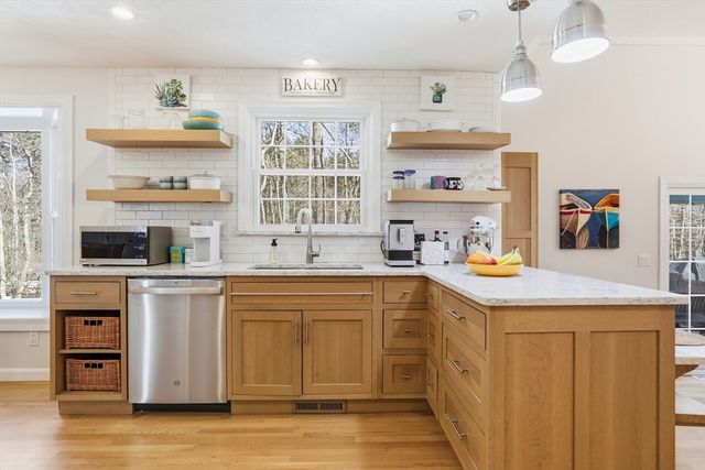 23 Belknap Dr, Andover, MA 01810