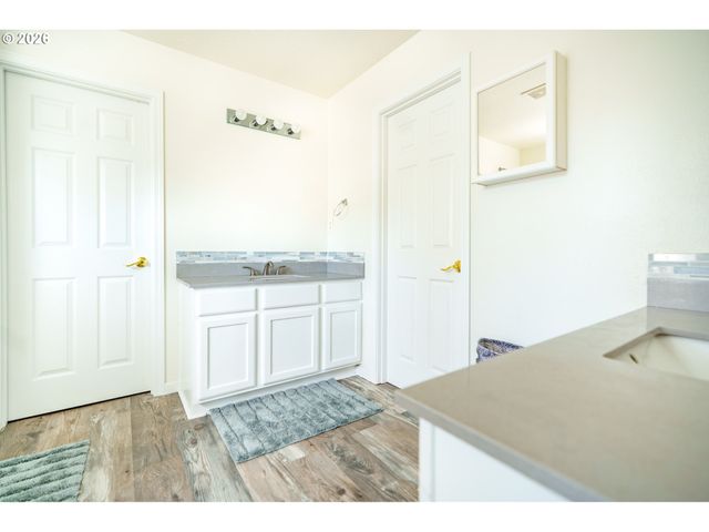 804 Nw BROOKHILL St, Hillsboro, OR 97124
