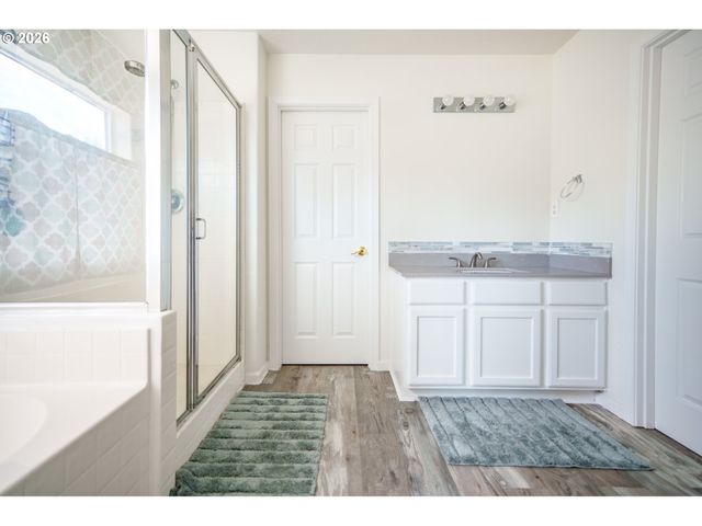 804 Nw BROOKHILL St, Hillsboro, OR 97124