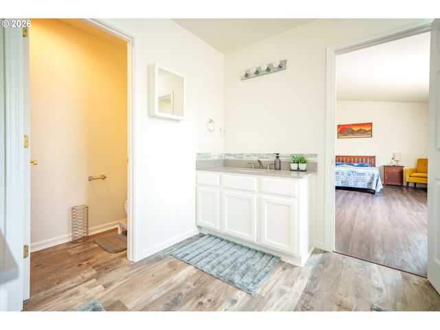804 Nw BROOKHILL St, Hillsboro, OR 97124