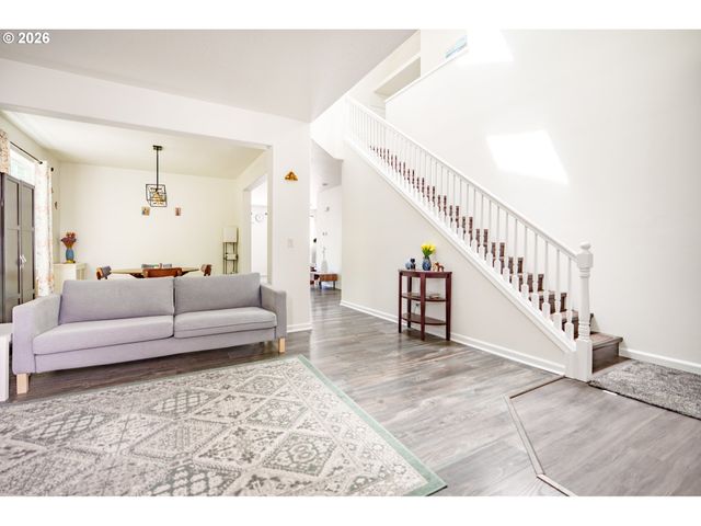 804 Nw BROOKHILL St, Hillsboro, OR 97124