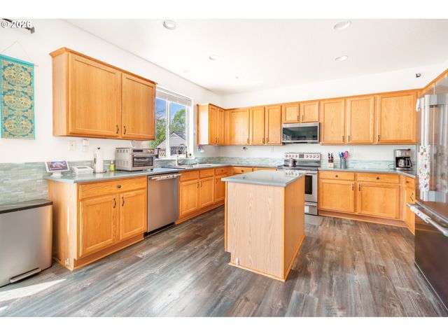 804 Nw BROOKHILL St, Hillsboro, OR 97124