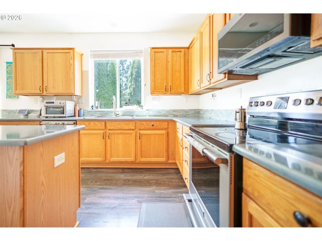 804 Nw BROOKHILL St, Hillsboro, OR 97124
