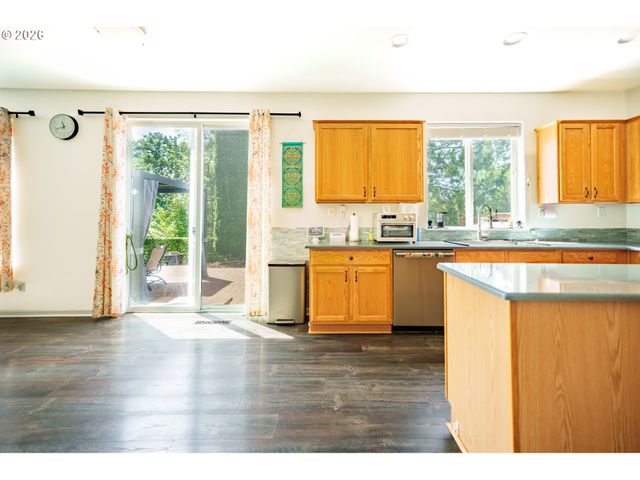 804 Nw BROOKHILL St, Hillsboro, OR 97124