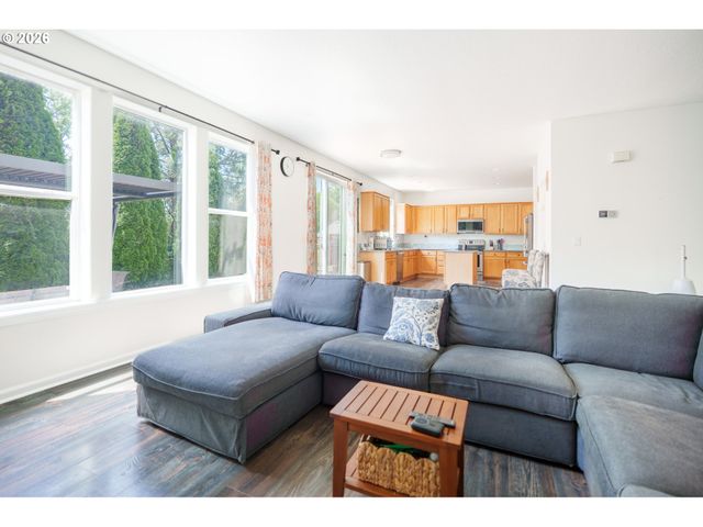 804 Nw BROOKHILL St, Hillsboro, OR 97124