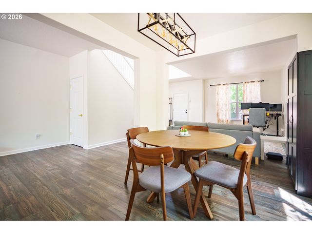 804 Nw BROOKHILL St, Hillsboro, OR 97124