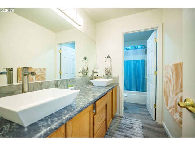 804 Nw BROOKHILL St, Hillsboro, OR 97124