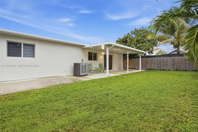 941 E 16th Pl, Hialeah, FL 33010