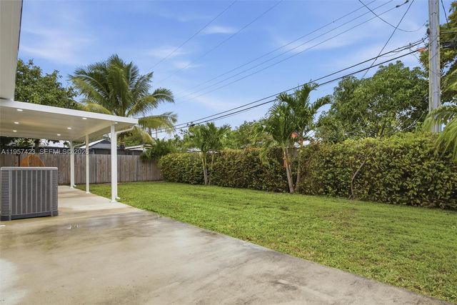 941 E 16th Pl, Hialeah, FL 33010
