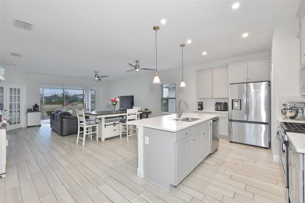 Image 10 of property listing at 5418 SILVER SUN DRIVE, Apollo Beach, FL 33572