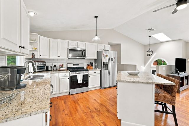 32 Mountaindale Rd, Smithfield, RI 02917