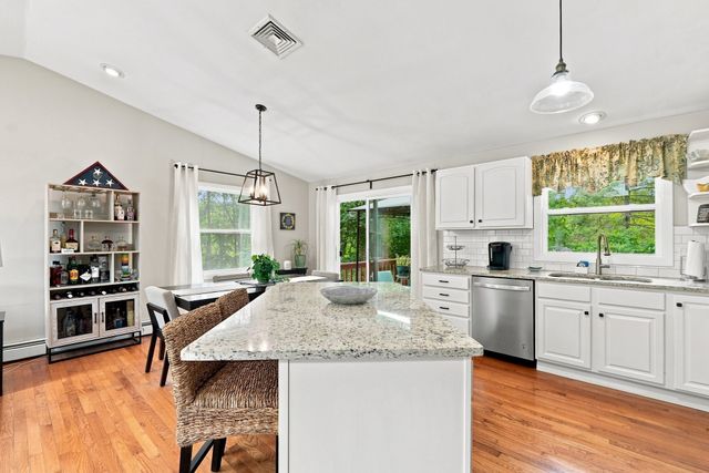 32 Mountaindale Rd, Smithfield, RI 02917