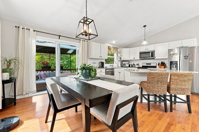 32 Mountaindale Rd, Smithfield, RI 02917
