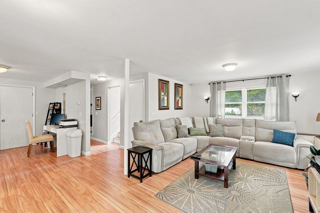 32 Mountaindale Rd, Smithfield, RI 02917