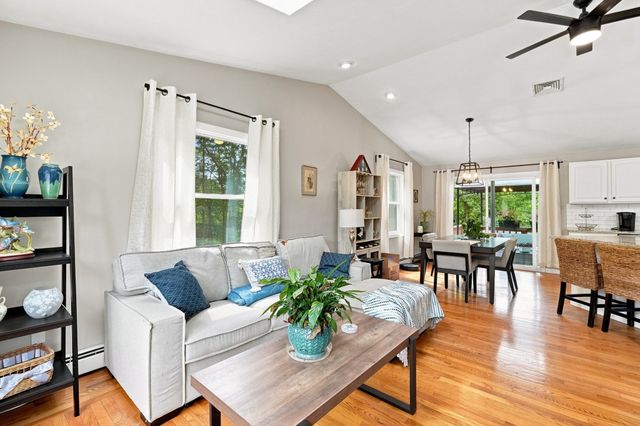 32 Mountaindale Rd, Smithfield, RI 02917