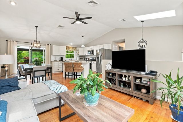 32 Mountaindale Rd, Smithfield, RI 02917