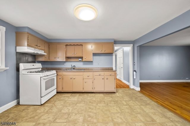 15 Inwood St, Clifton City, NJ 07011