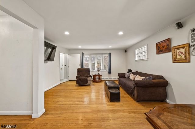 15 Inwood St, Clifton City, NJ 07011