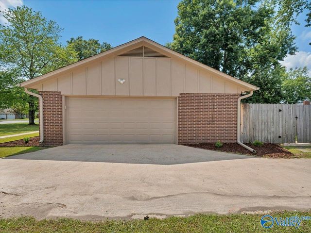2114 Dundee Drive SW, Decatur, AL 35603