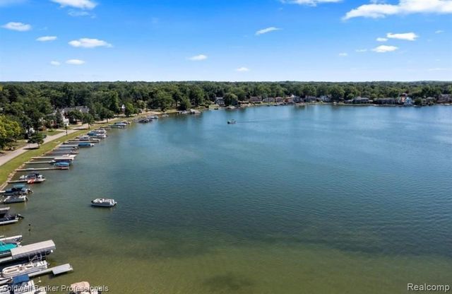 1921 Beverly Street, Sylvan Lake, MI 48320
