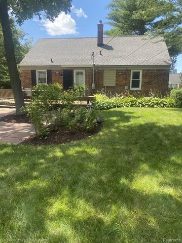 1921 Beverly Street, Sylvan Lake, MI 48320