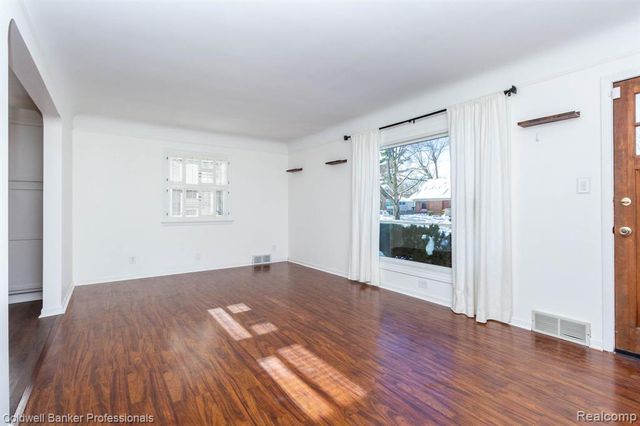 1921 Beverly Street, Sylvan Lake, MI 48320