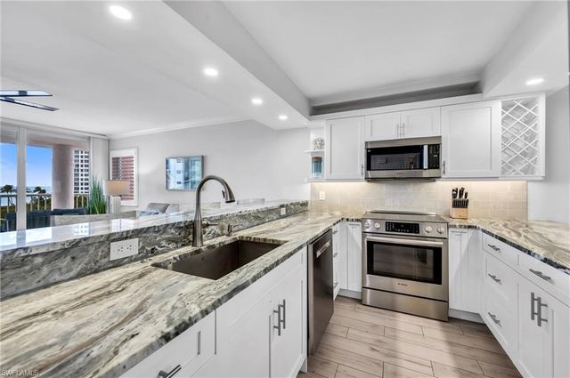 40 Seagate DR 303A, Naples, FL 34103