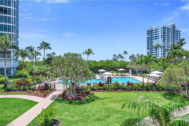 40 Seagate DR 303A, Naples, FL 34103