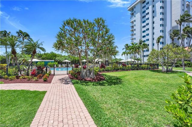 40 Seagate DR 303A, Naples, FL 34103