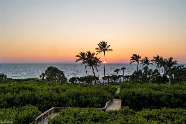 40 Seagate DR 303A, Naples, FL 34103