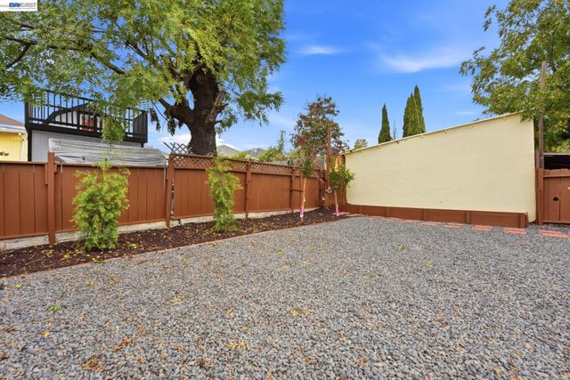 1725 38Th Ave, Oakland, CA 94601