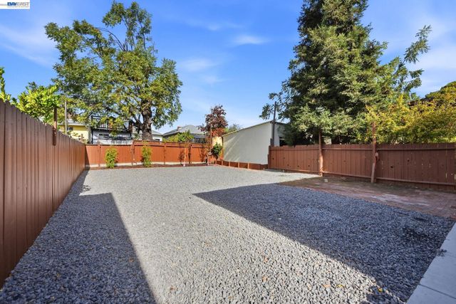1725 38Th Ave, Oakland, CA 94601