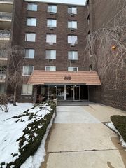 225 S Rohlwing Road 418, Palatine, IL 60074