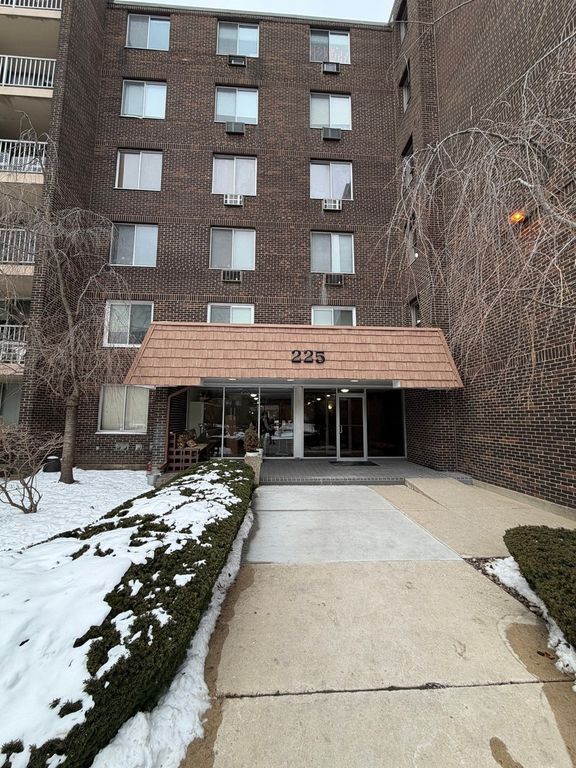 225 S Rohlwing Road 418, Palatine, IL 60074