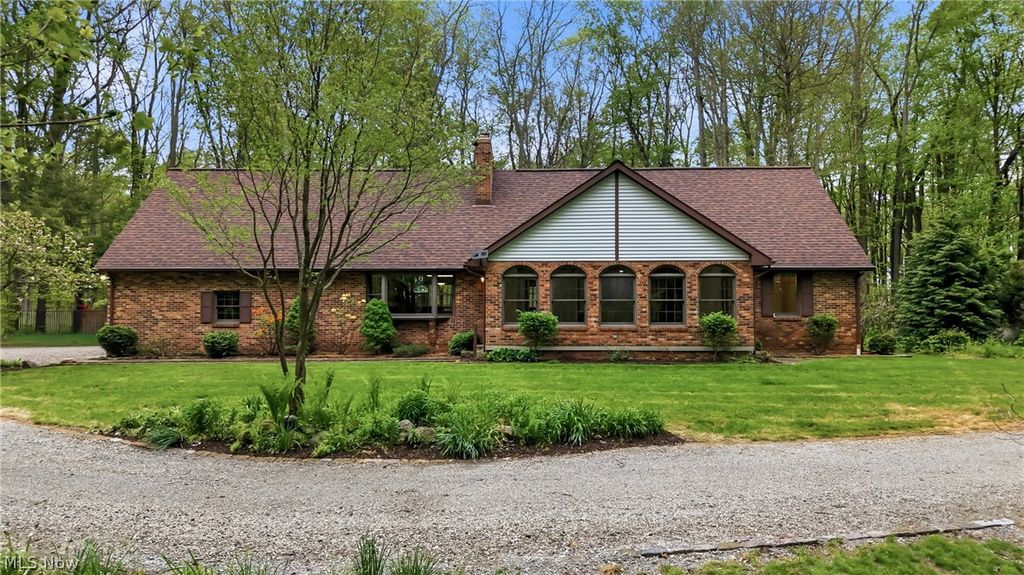 13689 Beard Road, New Springfield, OH 44443