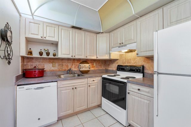 157 Flanders D, Delray Beach, FL 33484