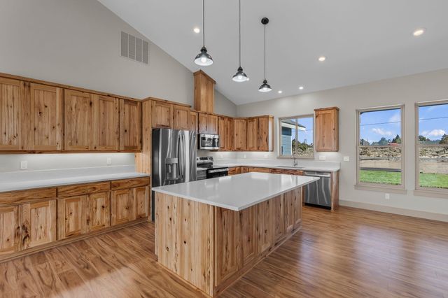 502 SW Bent Loop, Powell Butte, OR 97753