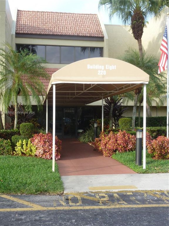 220 Lakeview Dr 301, Weston, FL 33326
