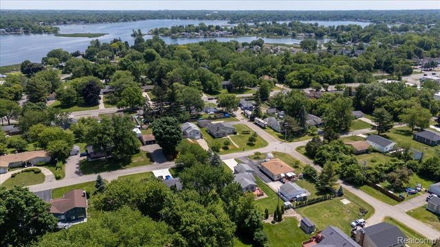 795 Hogarth Avenue, Waterford Charter Township, MI 48328