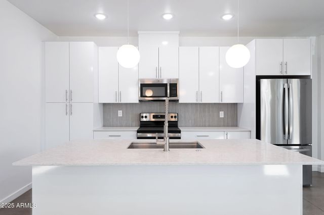 225 N PLEASANT Drive 30, Chandler, AZ 85225