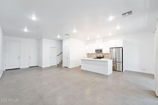 225 N PLEASANT Drive 30, Chandler, AZ 85225