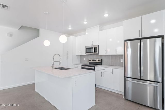 225 N PLEASANT Drive 30, Chandler, AZ 85225