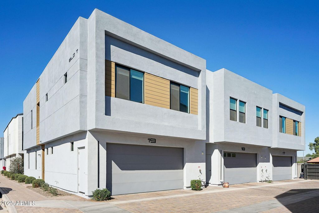 225 N PLEASANT Drive 30, Chandler, AZ 85225