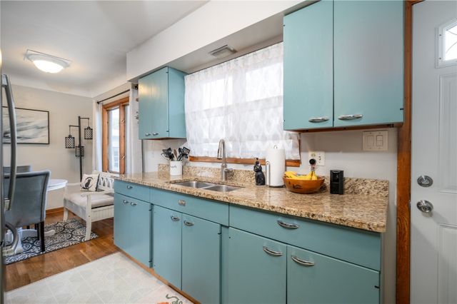 1117 Crestview SE, Cedar Rapids, IA 52403