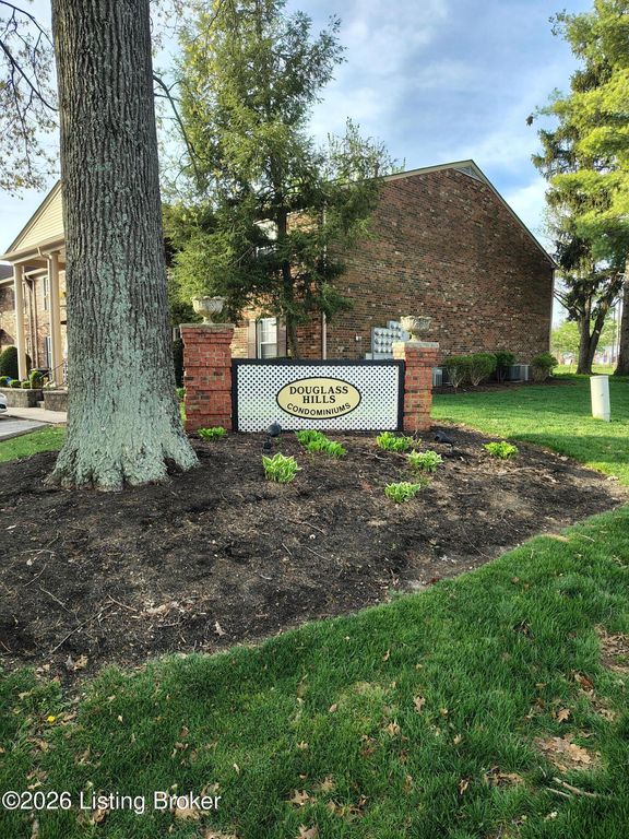 508 Logsdon Ct, Douglass Hills, KY 40243